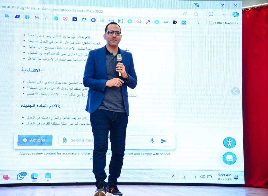 الأستاذ محمد حامد يقدم تدريبًا على المسرح أمام شاشة تعرض محتوى عربيًا